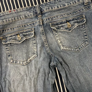 Jeans  - Älskar dessa men dem kommer dock inte till användning längre förvarning väldigt lågmidjad