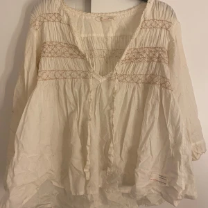 Odd Molly blus  - Köpt second hand men aldrig använd av mig, den har ljusrosa detaljer❤️storlek S men passar även M,använd gärna köp nu 