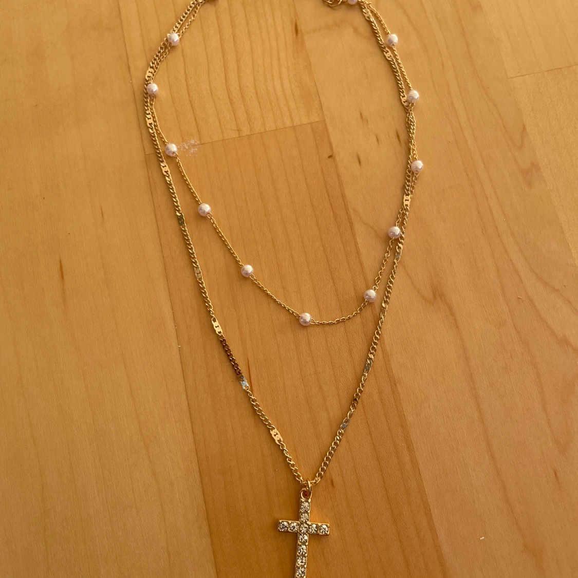 Korshalsband med pärlor  - 90