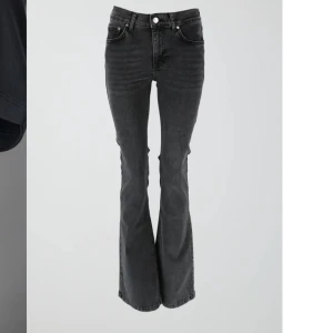 mörkgrå low waist bootcut jeans - Jag säljer nu mina jeans från gina tricot eftersom de inte längre kommer till användning, jättebra skick med inga-milda defekter och sparsamt använda💕