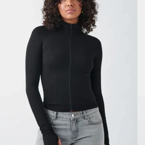 Zip jacket  - Säljer den trendiga zip jacket från Gina tricot. Använd endas en gång därav inga defekter. 💕💕💫💫passar perfekt både till vardags och träning 