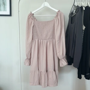 Ljusrosa klänning - En supersöt ljusrosa klänning. I storlek M från Shein. Endast testad en gång. 