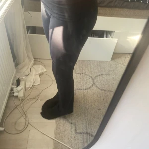yoga pants - köpte båda föe ungefär 200kr var, näshan aldrig använd pga för korta för mig som är 173. 200kr för båda annars 125 för en 