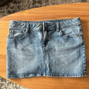 Lågmidjad jeanskjol - Säljer denna lågmidjade jeanskjol i jättefin tvätt💕Storlek 38, midjemåttet rakt över är 38cm💕