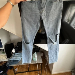 Saint Laurent Jeans  - YSL jeans! 👖  Storlek: 32 🙌🏼  Jeans som varit i min ägo ett bra tag. Sparsamt använda men finns tecken på slitage. Flaws ser ni på bilderna. Fråga för mer information. 📩