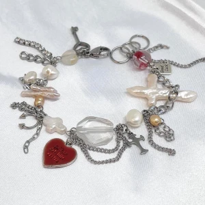 Handgjort chunky armband  - Handgjort armband 🔗 material ~ rostfritt stål, sötvattenspärlor, halvädelstenar, glas, charms 🔒 Jag justerar längden så det passar dig innan det skickas! 🥰  köp via plick för spårbar frakt eller DM för frimärke ✉️ finns på instagram under samma namn 💕