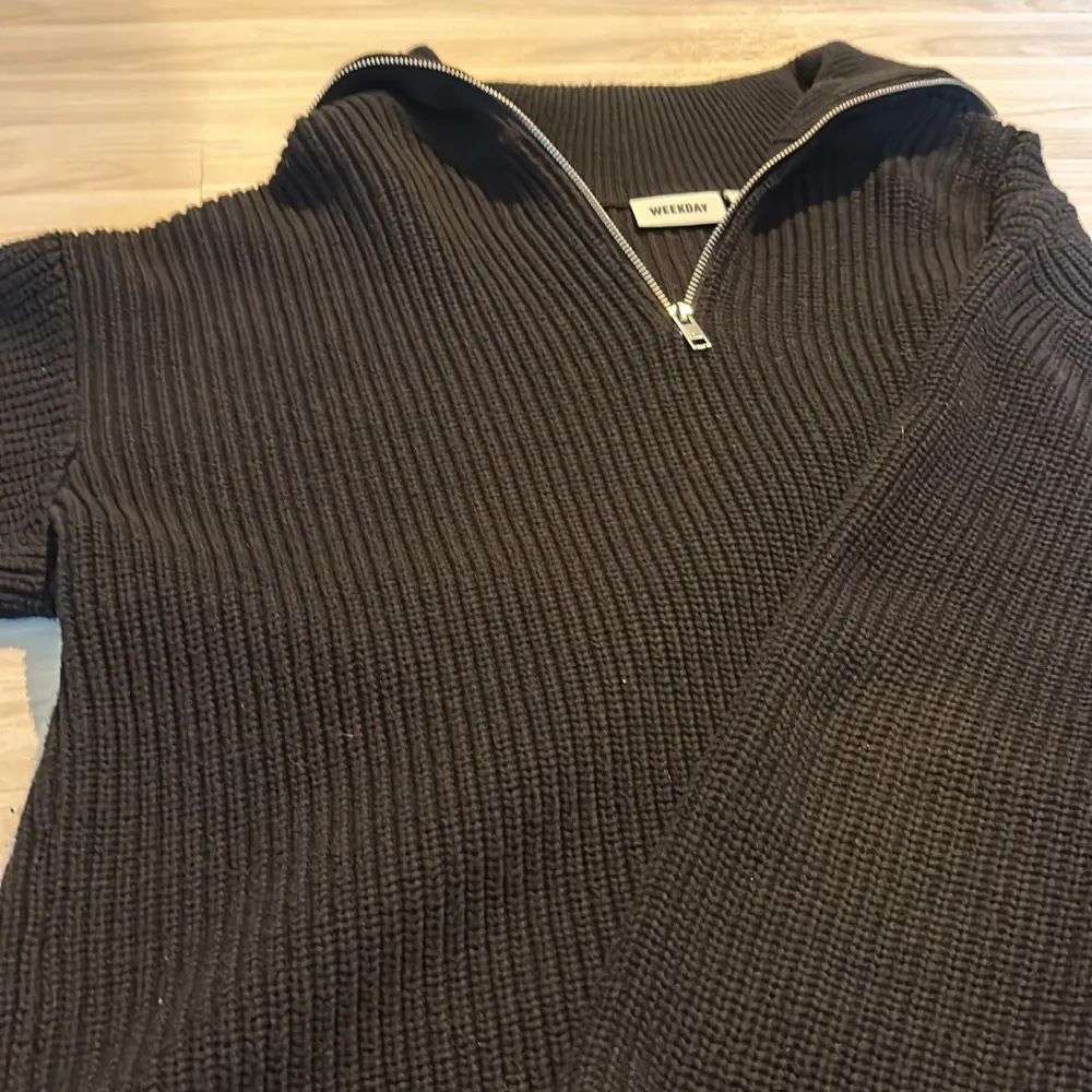 Denna stickade half zip från weekday är ett bra plagg när det är kallt. Du kan ha den till allt för den är snygg och samtidigt ha den när det är som kallast. Bra skick. Stickat.