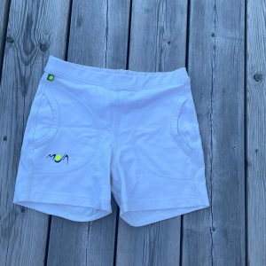 Vita Cykelbyxor - Säljer dessa vita cykelbyxor som är för små!🤍Perfekt att ha under kjolar eller bara som det är. 