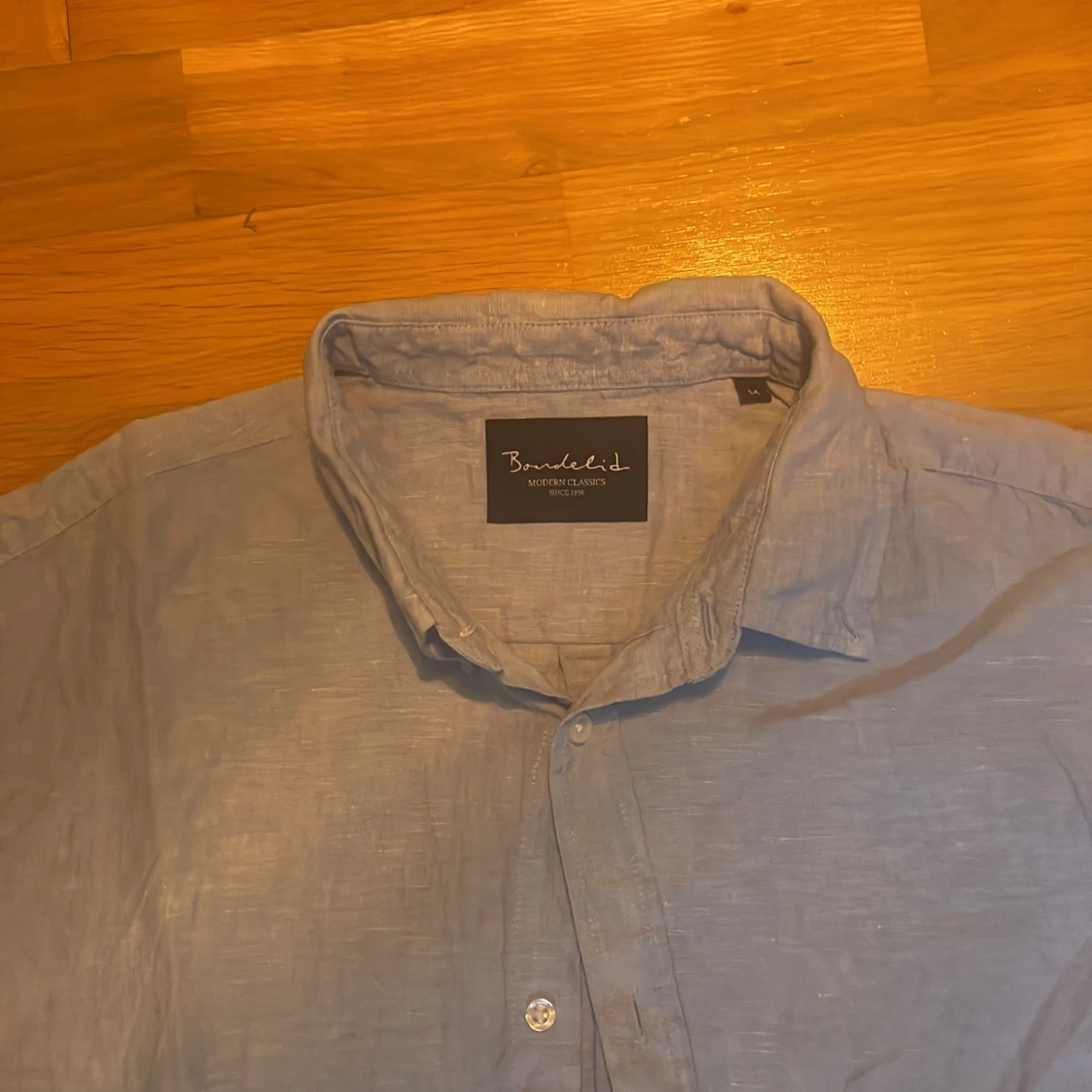 Kortärmad blå skjorta