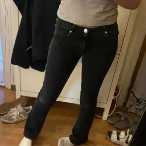 Säljer dessa jätte fina lowwaist jeans eftersom dom har blivit lite små❤️ dom ser inte så bootcut ut men det är vinkeln! Pris kan diskuteras, nypris 700 