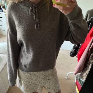 Stickad hoodie - Säljer denna populära stickade hoodien från Lindex!