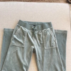 Juicy couture  - Säker ett par snygga gröna juicy couture byxor på grund av att dom inte kommer till användning. Skick 7/10