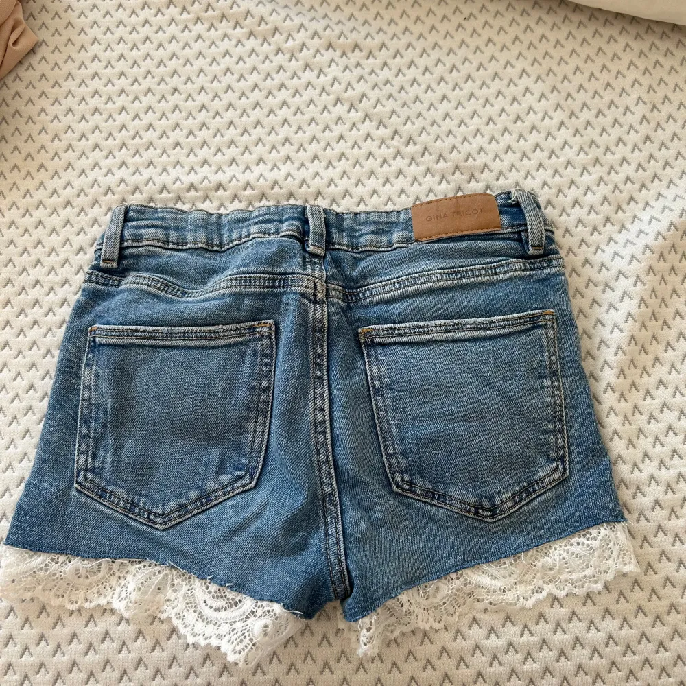 Säljer dessa jeansshorts för de är tyvär för små för mig❤️ De är ett par jeans från början men nu ett par shorts sen har jag sytt på spets💞Jeansen från början är från Gina Young ❤️de är i bra skick❤️ skriv vid fler bilder eller frågor❤️. Shorts.