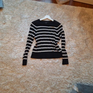 Stickad randig tröja - Fin tröja från vero moda i storlek xs. Vit svart randig