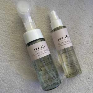 Ett set med IVY AÏA Cleansing Mousse och Face Toner. Cleansing Mousse innehåller niacinamide och är lämplig för alla hudtyper. Den rengör och hjälper till att förbättra hudtonen. Face Toner innehåller hyaluronsyra och jojobaolja, och fungerar som en återfuktande mist som balanserar och fräschar upp huden. De båda är använda 2 gånger så de är inte helt fulla men de finns mycket kvar!