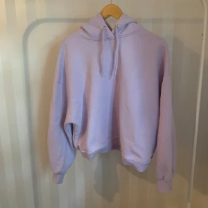 Lila hoodie, storlek L/XL - Knappt använt, men är i fint skick utan fläckar och liknande. Skriv vid mer information 
