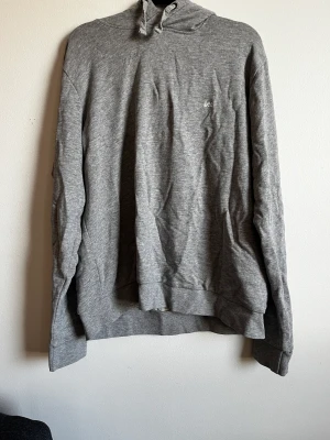 Lee hoodie🩶✨ - Säljer denna hoodie från Lee för kommer inte till användning, storlek xl för ville ha den oversized. Använt den 2 gånger och tröjan är i väldigt bra skick