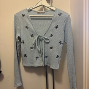 Fin topp i babyblått - Använd 2-3ggr, köpt utomlands men minns ej vart. Pris kan diskuteras, accepterar typ alla bud💖