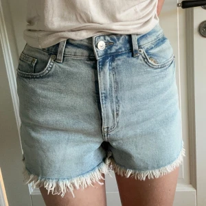 Blåa jeansshorts - Jättefina shorts i bra skick som inte kommer till användning. 💙 Hör av er om ni har frågor!
