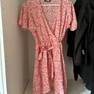 Omlottklänning med knytskärp - Omlottklänning med knytskärp👗🔥 Garderobsrensning på gång! Jag säljer detta fantastiskt plagg från mitt djur- och rökfria hem. 🛍️💫