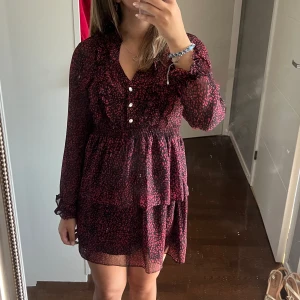 Leopard klänning - Jättefin klänning från zara som tyvärr inte kommer till användning. Tycker längden är perfekt på mig som är 160cm😍.