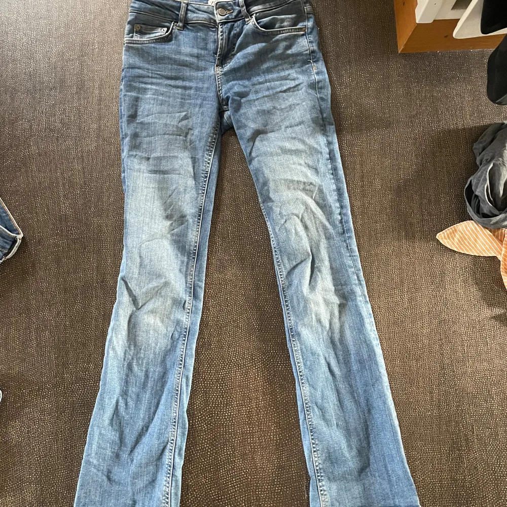 Ett par blå jeansbyxor i storlek medium för dam. Dem är Low waste och är väldigt sköna de är it så andvända då jag it gillar färgen så mycket men de är för att jag gillar mörkare jeans. De är i en normal passform och har en något utsvängd benform. säljer för 260kr värdet är 400kr. Farkut & Housut.