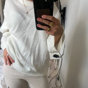 gosig vit stickad! - Super gosig stickad tröja från lager 157! Strl S. Tyvärr kommer den ej till användning längre därav säljer jag den!💝