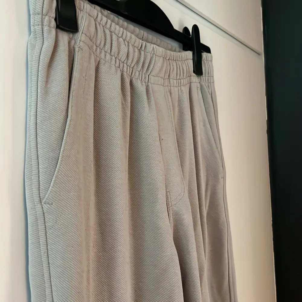 Fina sweatpants/mjukisbyxor från Zara herr som har andvänts sparsamt skick 8/10 Svarar snabbt på medelande om du har frågor. Skickar senast en dag efter köp! Mvh Oliver. Jeans & Byxor.