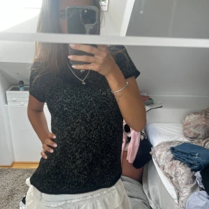 Svartglittrig topp - Supersnygg svartglittrig tröja! 