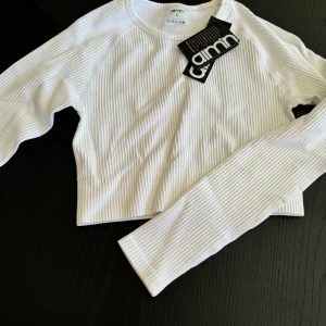 Aimn träningstopp - Ny, vit. Lappar kvar