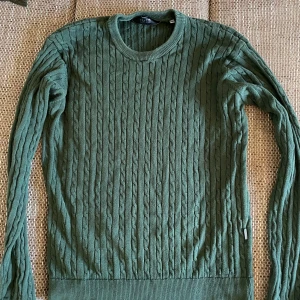 Solid stickad tröja - Hej, säljer denna fina gröna tröja från ”Solid” och nypris ligger på 799kr! Storleken är Medium men lite mer 60/40 åt Small sidan!  Fraktmetoden är ”liten” så frakten blir så lite så möjligt ☺️