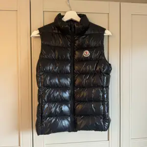 Säljer denna äkta Moncler väst. Köpt i Monclers egna butik i Paris. Västen är i väldigt fint skick och knappt använd. I storlek 14Y men passar XS/S🥰pris kan såklart diskuteras!