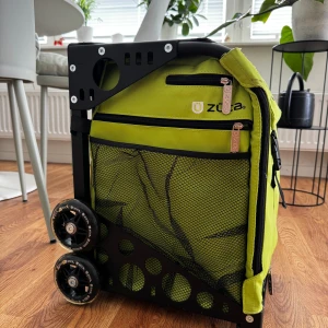 ZUCA sportväska - Sportväska med insats och ram från ZUCA i nyskick, oanvänd. Grön väska och svart ram.  Väskan kommer från ett djur- och rökfritt hem. Väskan har inga skador.