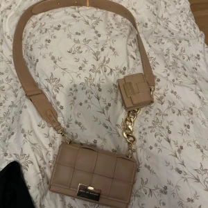 Beige väska - Beige väska airpodsväska medföljer 
