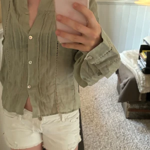 Söt blus  - Jättesöt grön blus från zara som tyvärr aldrig kommer till användning💕
