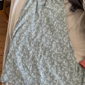 Blommig kjol - Grön kjol med vita blommor Halv lång kjol  Använt 2 gånger 