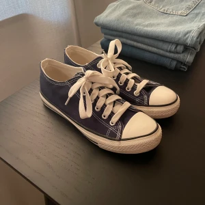 Skor - Mörkblå skor i storlek 38,5 passar även mig som vanligtvis har 39. Köp via köp nu!❤️