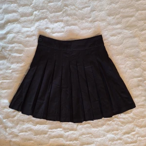 Woven mini skirt - Liten svart kjol, superbra skick, användes endast en gång. Säljer på grund av liten storlek.