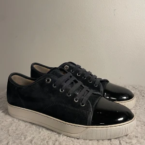 Lanvin skor  - Hej! Säljer nu dessa galet snygga lanvin skor. Skorna är i toppskick 9/10. Med skorna medföljer box, dustbag och extra skosnören 