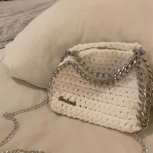 Väska  - Egenvirkad Stella McCartney liknande väska, i vitt färg med silverkedja 🤍 (märkte går att ta bort!)