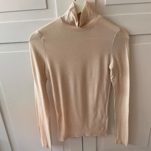 Rodebjer polo - Rodebjer tunn polo i fint skick. Färg: Krämvit/beige. Storlek XS. 