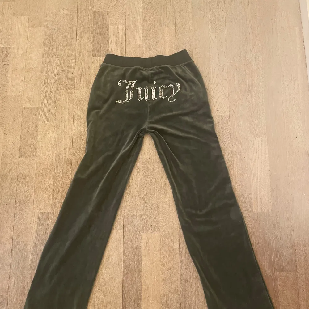 Gröna juicy byxor med JUICY på baksidan skriver i diamanter. Köpte de originellt för 500kr men säljer de för 300kr Jätte skönt tyg och säljs då de inte kommer till användning🤍. Jeans & Byxor.