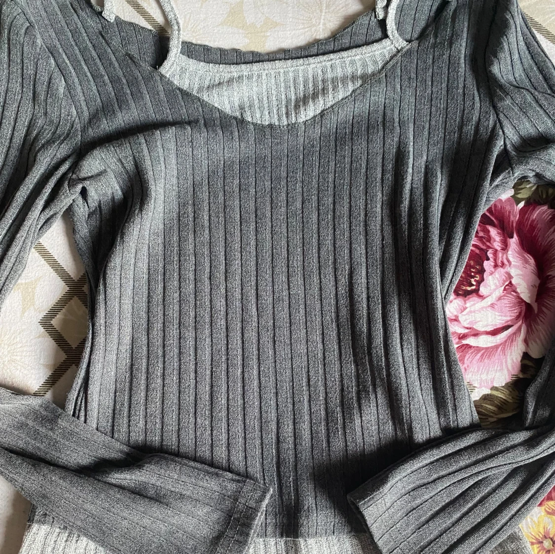 Grå tröja  - 92