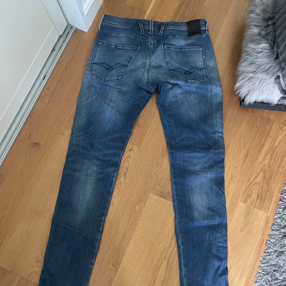 Väldigt fräscha replay anbass i storlek 32. Så gott som nya, skriv meddelande om ni har någon fråga🙌. Jeans & Byxor.