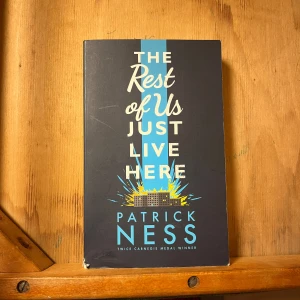 The rest of us just live here bok - The rest of us just live here av Patrick ness, på engelska. Lite sliten i ryggen, se bild! 