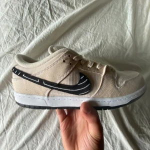 Albino Preto dunks Nike Sb  - Helt nya albino preto dunks i storlek 44. Skoboxen och alla skosnören är med i boxen. 