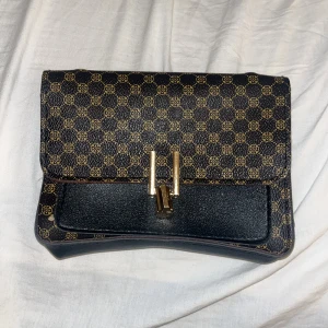 Snygg liten handväska - Kommer utan band men väldigt lätt att bara klicka på några lätta band. Snygg märkes väska med bra material. 