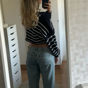 Stickad tröja - En stickad och croppad tröja från zara. Väldigt fin och är som ny. 