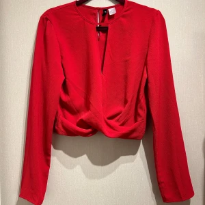 Söt blus  - Detta är en jättesöt blus som aldrig kommit till användning tyvärr och nu är den för liten och söker ett nytt hem🩷  Bara att skriva om ni har några funderingar m.m💗💗