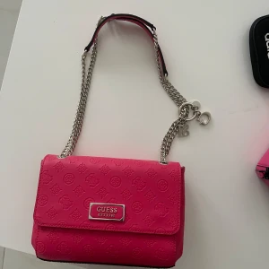Rosa guess väska - Barbie